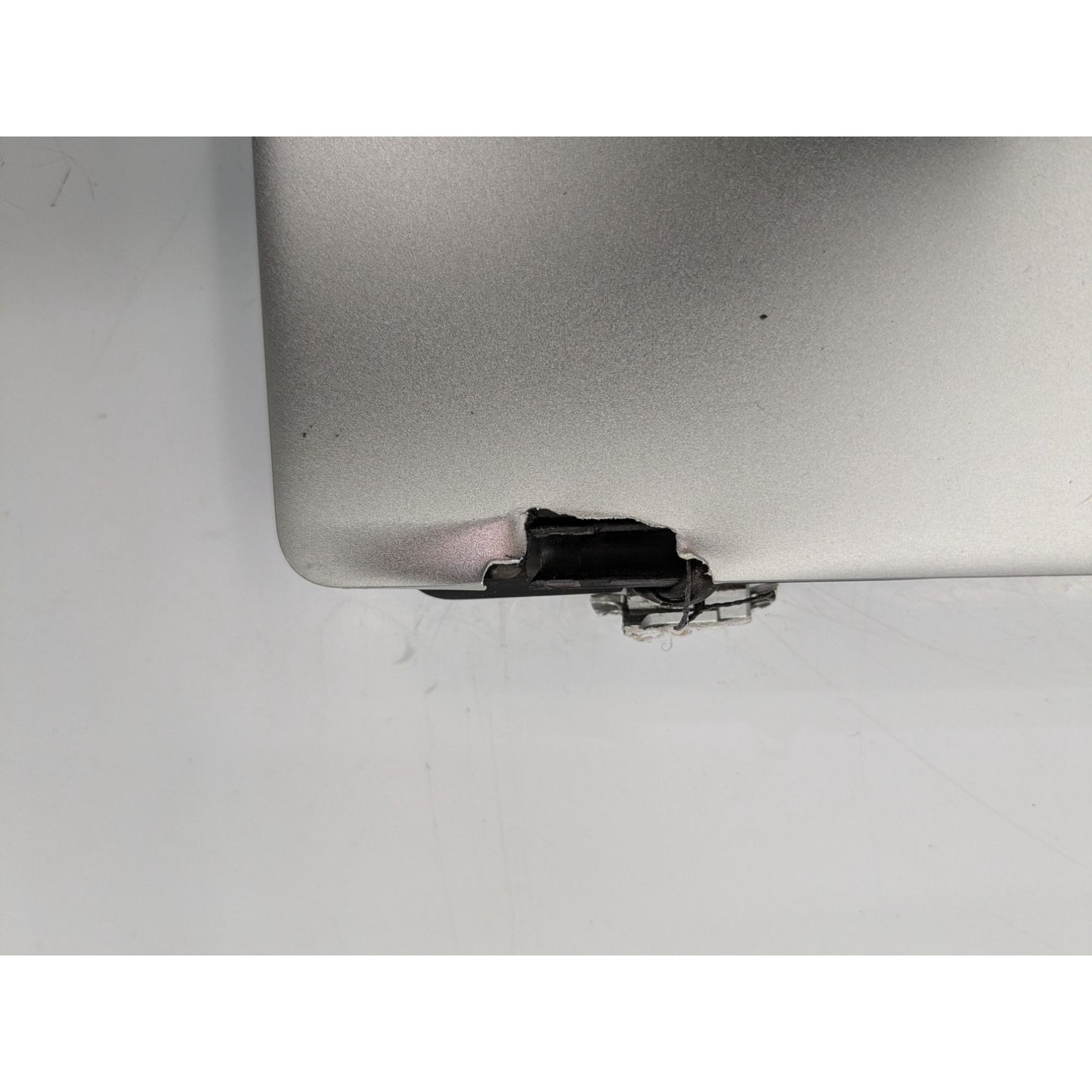 Dell XPS 13 9343 13.3" Display Intel Core i5-5200U 2.20 GHz 8GB RAM Silver Laptop